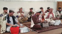 د نورستان د لرغوني فرهنګ یوه برخه؛ محلي سندرې اوځانګړې نڅا. کابل کې د نورستان د محلي موسیقۍ د ودې په موخه یو ۱۳ کسیز ګروپ فعالیت کوي، سندرې وایي او ناڅي.
