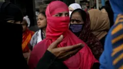 ஹிஜாப், புர்கா தடை: இஸ்லாமிய பெண்களின் ஆடைகளுக்கு தடை உள்ள நாடுகள்
