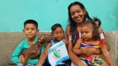 Verónica com os filhos Jeyver, de 7 anos, Keyner, de 4, e Josely, de 1