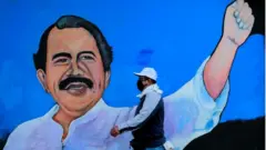 Un mural sobre Daniel Ortega