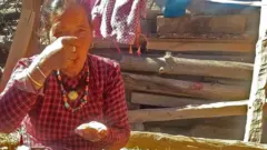 साँधेको हिउँ खाँदै