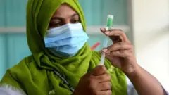 বাংলাদেশে টিকা নিতে নিবন্ধনের হার অনেক বেড়েছে