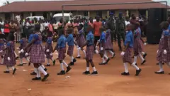 Ụmụaka na-eme marching