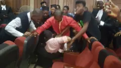 Nigeria secret police DSS re-arrest di Publisher of Sahara Report Omoyele from inside court room on Friday.