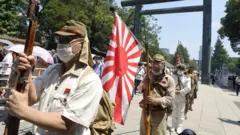 Abantu bitabiriye igisabisho ku rusengero rwa Yasukuni i Tokyo mu Buyapani