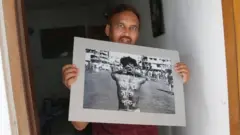 নূর হোসেনের সেই বিখ্যাত ছবি হাতে ফটোগ্রাফার পাভেল রহমান