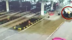 கர்நாடகாவில் ஓட்டுனர் கட்டுப்பாட்டை இழந்து ஆம்புலன்ஸ் - என்ன நடந்தது?