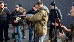 Cause of Russia and Ukraine war: Pictures of Ukraine arming ordinary citizens against Russia attacks, NATO send more troops