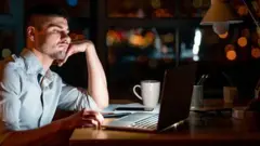 Homem diante de computador