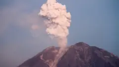 Gunung Semeru mengeluarkan material vulkanis yang terpantau dari Desa Sumberwuluh, Lumajang, Jawa Timur, Senin (5/12/2022).