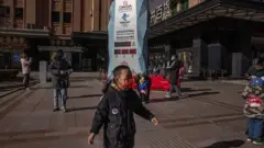 طفل يرتدي كمامة