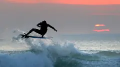 Surfista en Devon, Inglaterra