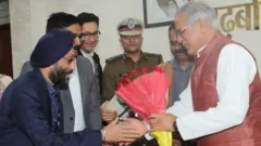 गुरजिंदर पाल सिंह मुख्यमंत्री बघेल से हाथ मिलाते हुए (फ़ाइल फ़ोटो)