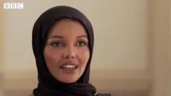 حلیمه ادن: 'د لومړنۍ مسلمانې محجبې موډلې په توګه تر سخت فشار لاندې وم'