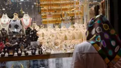 Nwaanyị na-ele ọla anya