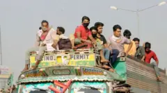 વતન પરત ફરતાં મજૂરો