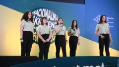 Lenka Jovanović (prva sleva) i njene drugarice iz „Autmarka" predstavljaju njihov proizvod na nacionalnom takmičenju učeničkih kompanija u Beogradu