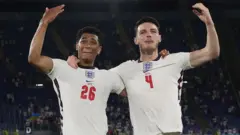 لاعبو انجلترا يحتفون بالفوز على أوكرانيا