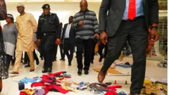 Gomina Sanwo-Olu n ṣabẹwo sawọn ile itaja ti wọn kọlu