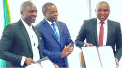 Akon with Senegal officials