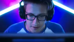 Joven frente a un computador