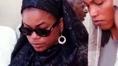 Malikah Shabazz, la primera desde la izquierda, con sus hermanas Malaak y Qubilah Shabazz el 27 de junio de 1997.