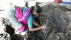 मिट्टी से सोना निकालते लोग