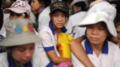 အထည်ချုပ်စက်ရုံက အလုပ်သမား