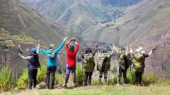 Carregadoras, guias e andarilhaszebet bonus voorwaardenbraços dados e observando a vista da Trilha Inca