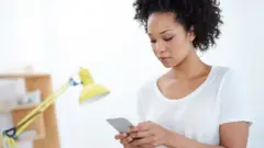 Une femme lisant un message