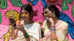 শাড়ি পরা দুই নারী (ফাইল চিত্র)