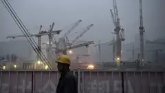 由於白天有工程車輛通行限制，很多建築工人傾向於晚上工作。