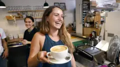 Mujer con un café