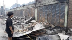 Kios dibakar massa di Jayapura pada Kamis (28/12/2023)
