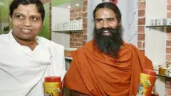 பல்லாயிரம் கோடி ரூபாய் சந்தை மதிப்புள்ள பதஞ்சலி நிறுவனத்தை ஆச்சார்யா பாலகிருஷ்ணா (இடது) மற்றும் பாபா ராமதேவ் ஆகியோர் நிறுவினர்.