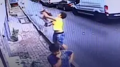 برس کے فیضی زباط نے عمارت سے گرتی دو سالہ بچی کو پکڑ کر اس کی جان بچا لی جس کے بعد اسے ’ہیرو‘ کہا جانے لگا۔