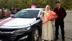 Фарғона вилояти ҳокимлиги кластер эгасининг онасини машина билан тақдирлади