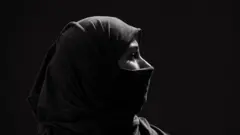 முக்காடு போட்டுக்கொண்டு ஹிப்ஹாப் இசையில் அசத்தும் பெண்
