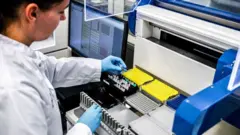 Mujer analizando una muestra de coronavirus.