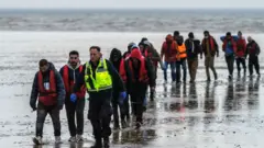 İngiltere'ye botlarla gelen sığınmacılardan bazıları Ruanda'ya gönderilecek.
