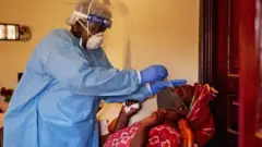 የኮቪድ-19 ምርመራ የሚያደርግ ግለሰብ