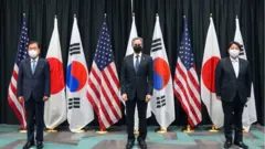 정의용 외교부 장관(왼쪽부터)과 토니 블링컨 미국 국무장관, 하야시 요시마사 일본 외무상이 12일(현지시간) 미국 하와이 아태안보연구소에서 열린 한미일 외교장관 3자 회담에서 기념촬영하고 있다