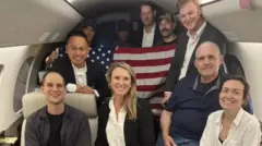 白宮發佈的照片顯示格什科維奇(左)、庫爾馬謝娃(右)和惠倫(右二)等人在從俄羅斯被囚中獲釋後登上飛機。