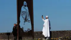المنحوتة الفنية التي تصور الأمير عبد القادر الجزائري.
