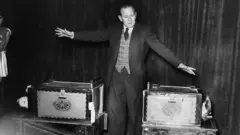 Un mago cortando a una mujer en dos en 1951