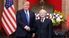 Ông Donald Trump và ông Nguyễn Phú Trọng bắt tay trước thềm Thượng đỉnh Trump-Kim ở Hà Nội hôm 27/2/2019