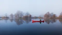 Canoa en medio de un terreno inundado