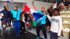Dans le Palais des sports de Bondy, tous derrière Mbappé et les bleus