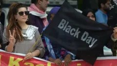विरोध करती महिला