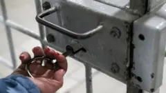 замок тюремной камеры